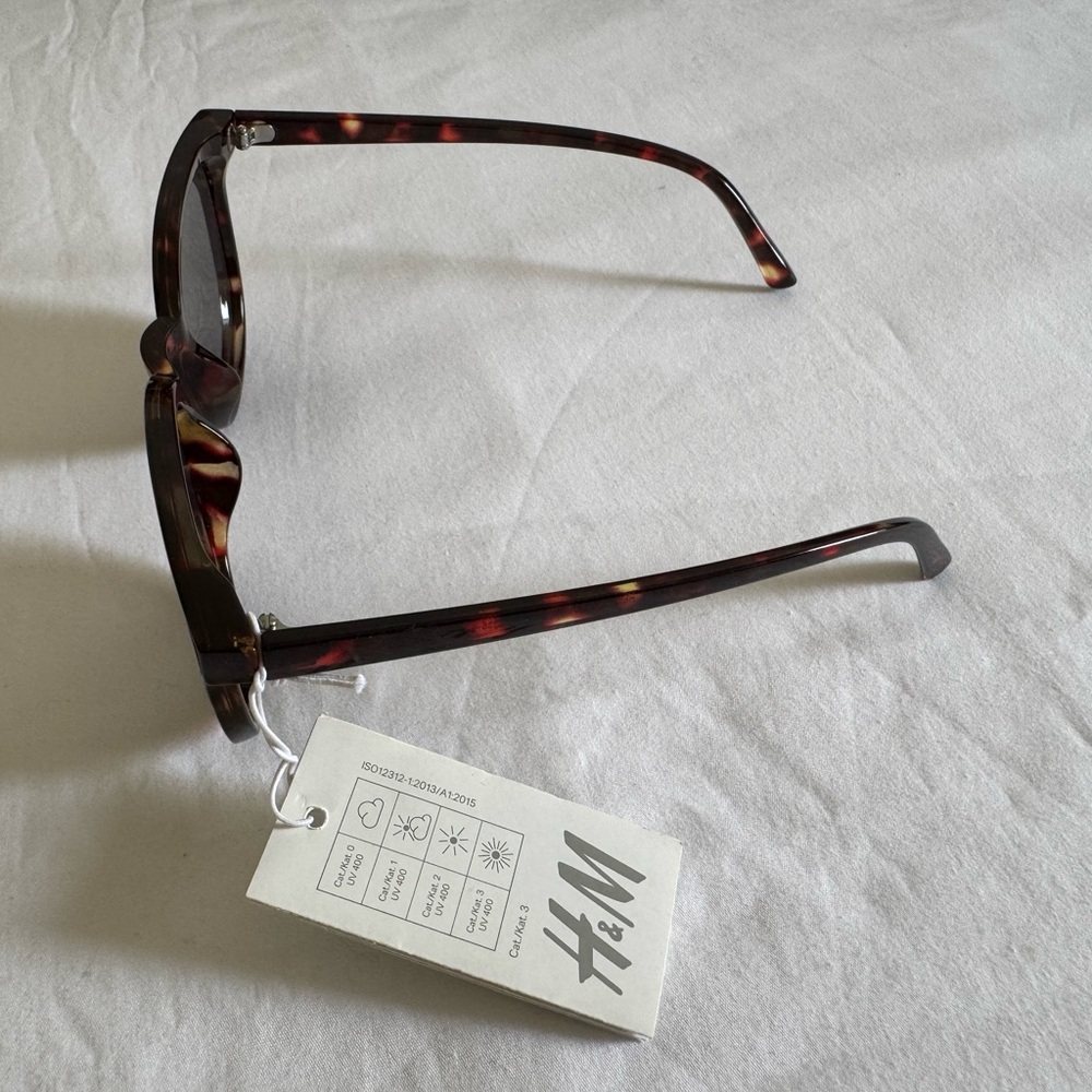 Stylish Tortoiseshell Sunglasses - Picture 4 of 8